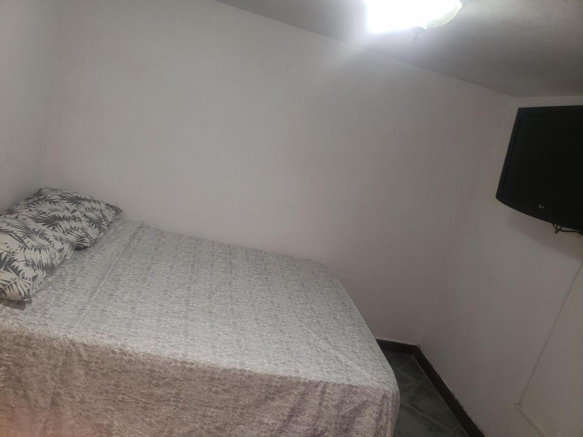 Hostal Hollywood Inn Ріонегро Екстер'єр фото