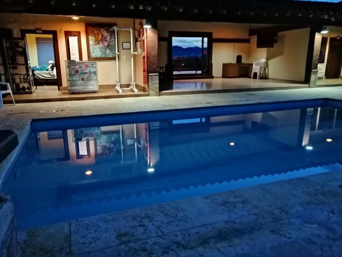 Hostal Hollywood Inn Ріонегро Екстер'єр фото
