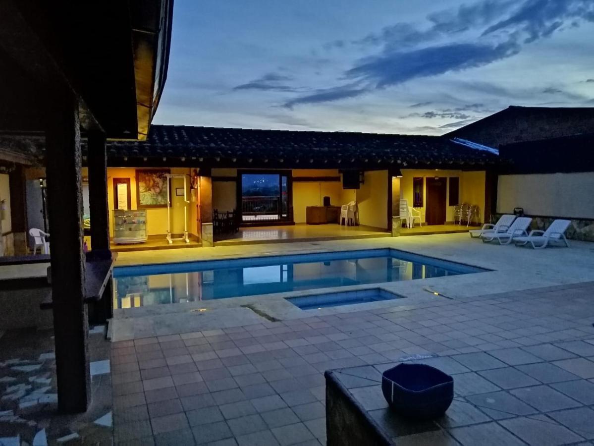 Hostal Hollywood Inn Ріонегро Екстер'єр фото