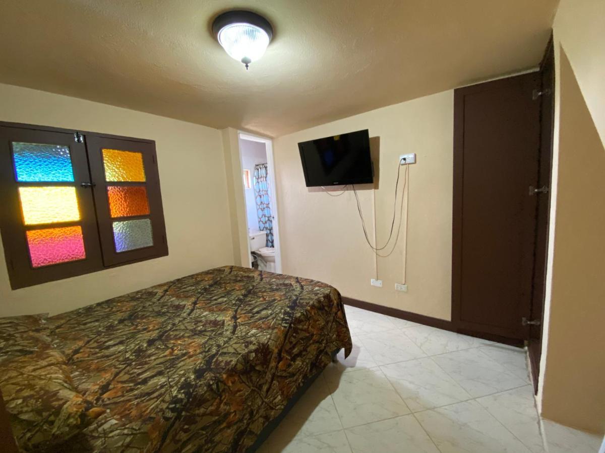 Hostal Hollywood Inn Ріонегро Екстер'єр фото