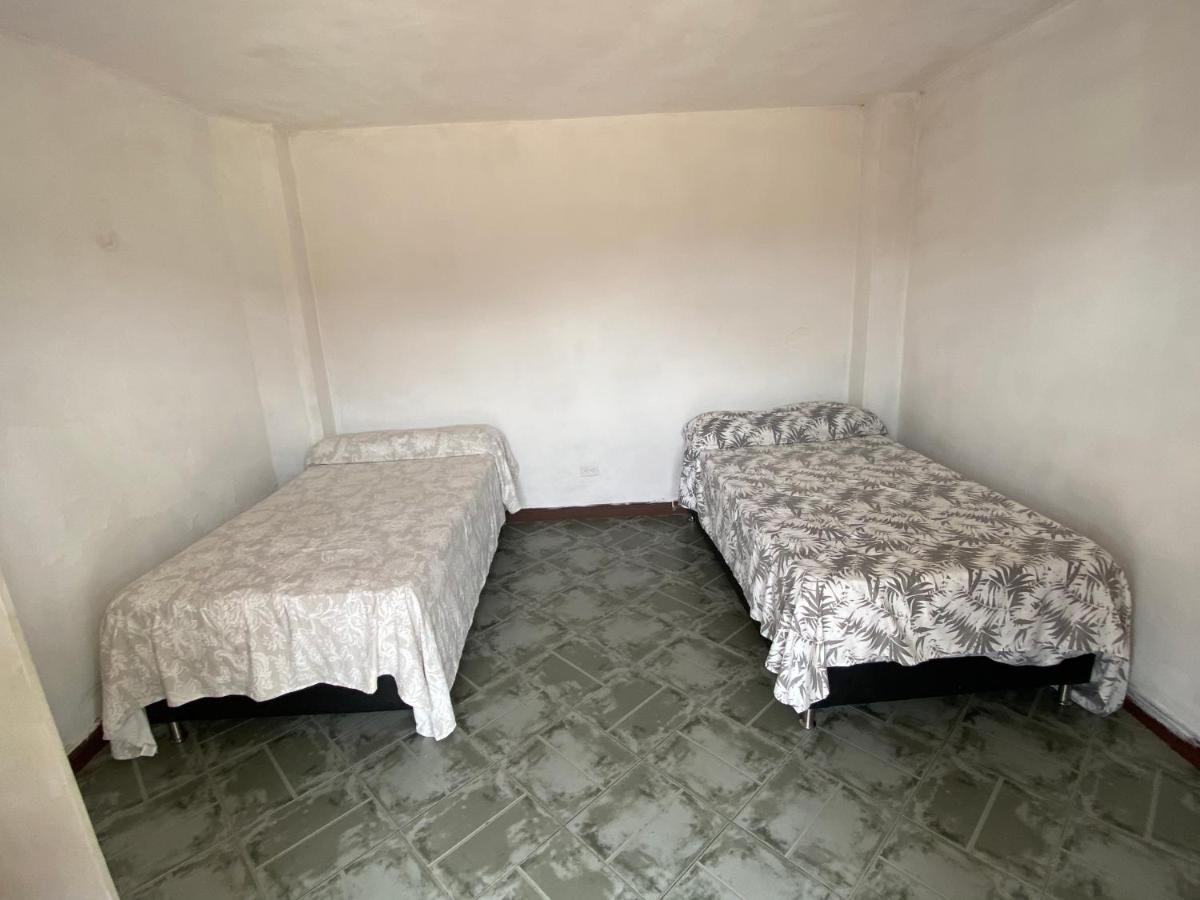 Hostal Hollywood Inn Ріонегро Екстер'єр фото